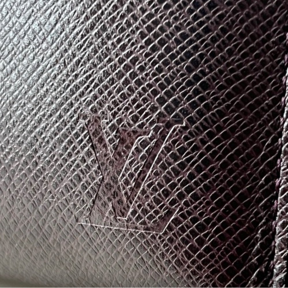 Louis Vuitton taiga document clutch with dustbag- Authentic - Picture 3 of 13